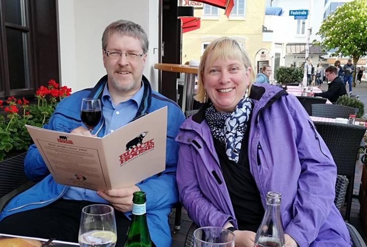 Ist m�glicherweise ein Bild von 3 Personen, Wein und Text