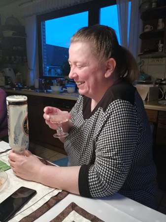 Ein Bild, das Person, Kleidung, Menschliches Gesicht, Im Haus enth�lt.

KI-generierte Inhalte k�nnen fehlerhaft sein.