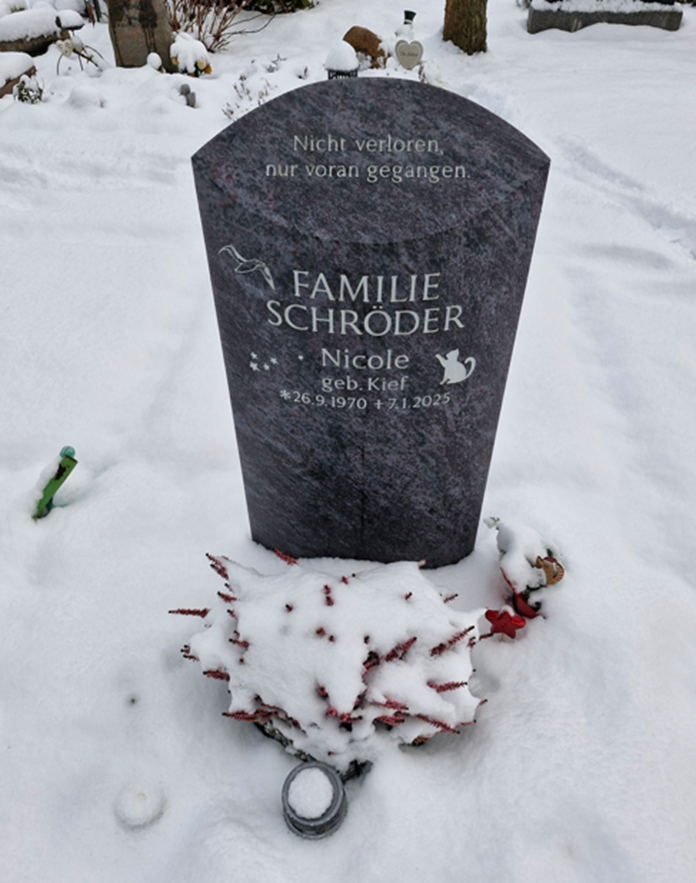 Ein Bild, das Grab, drau�en, Friedhof, Schnee enth�lt.

KI-generierte Inhalte k�nnen fehlerhaft sein.